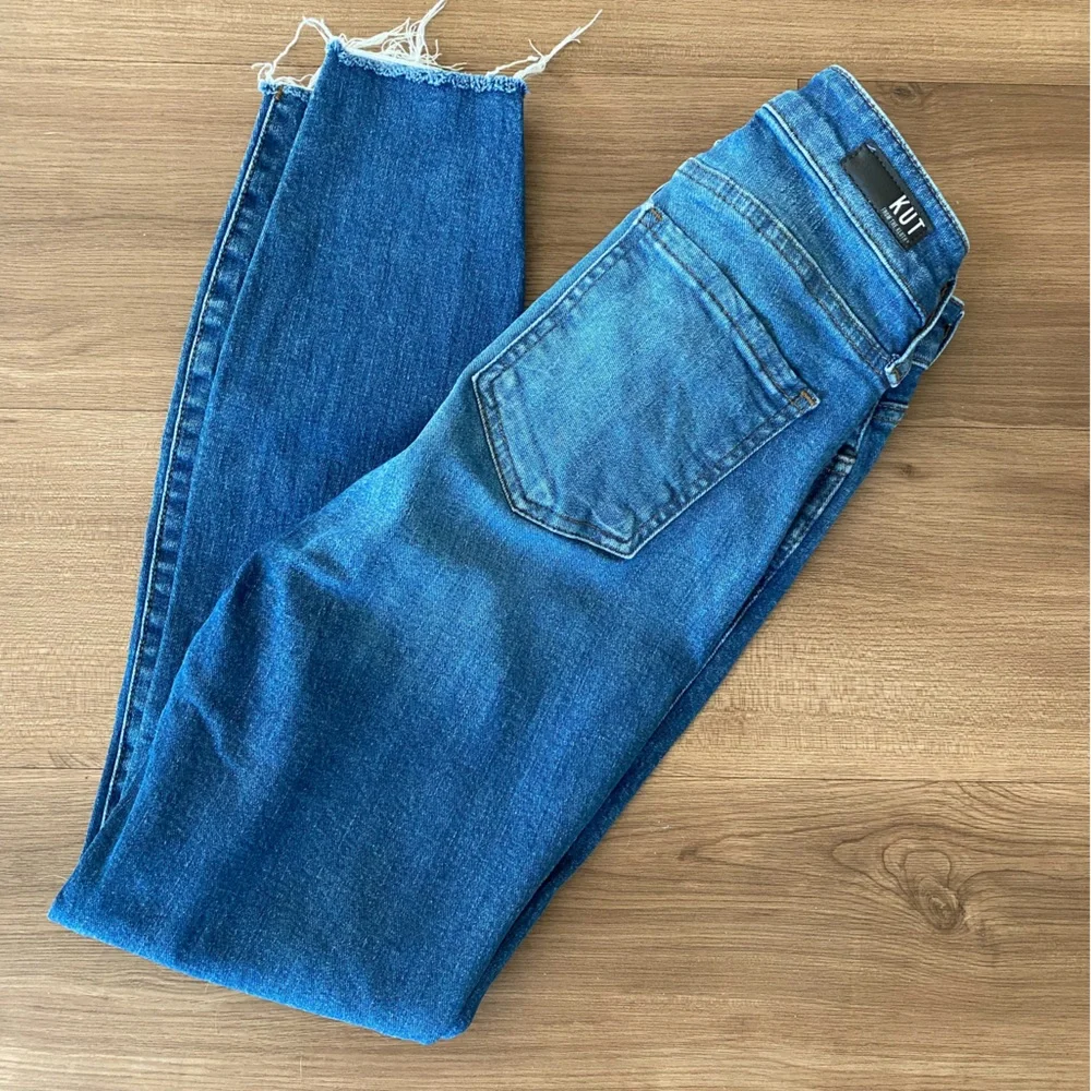 Kut from the Kloth Women's "Connie" Skinny Jeans Size 0 - Picture 4 of 8